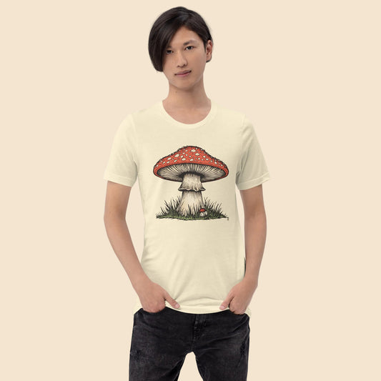 Hombre joven vistiendo una camiseta color crema ligera con diseño retro botanico de hongo.