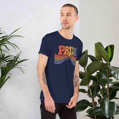 Hombre vistiendo camiseta de manga corta azul marino con diseño reivindicativo Pride de estética ochentera.