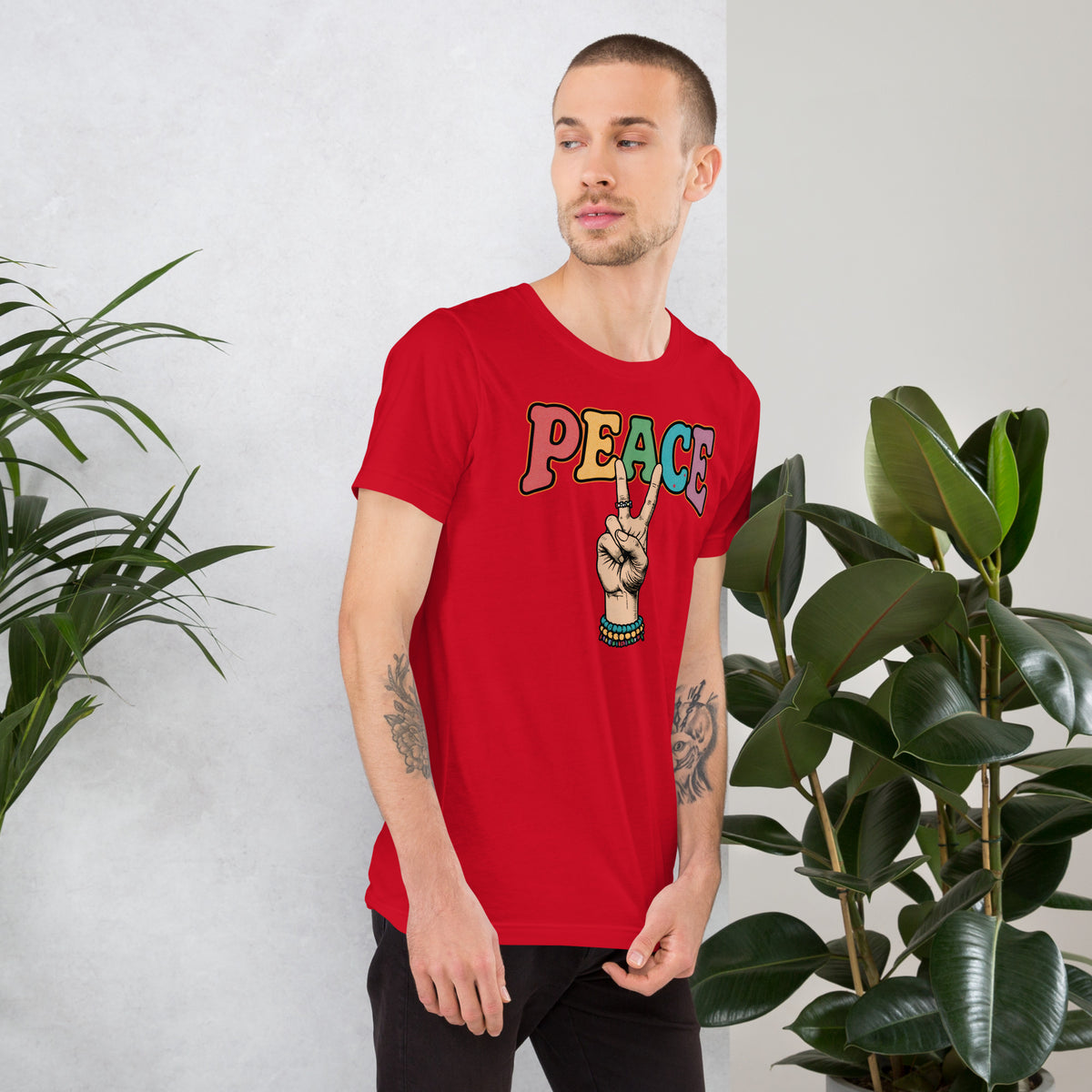 Hombre vistiendo camiseta roja con diseño Peace y símbolo de paz inspirado en la estética hippie de los años 70