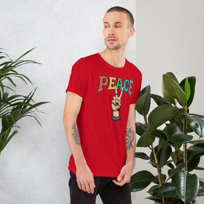 Hombre vistiendo camiseta roja con diseño Peace y símbolo de paz inspirado en la estética hippie de los años 70