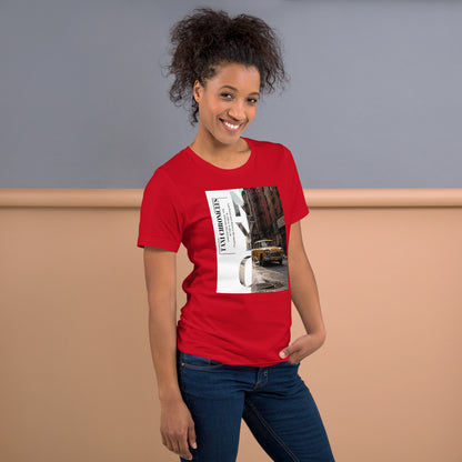 Mujer con camiseta roja Taxi Chronicles con diseño vintage de Nueva York 1976