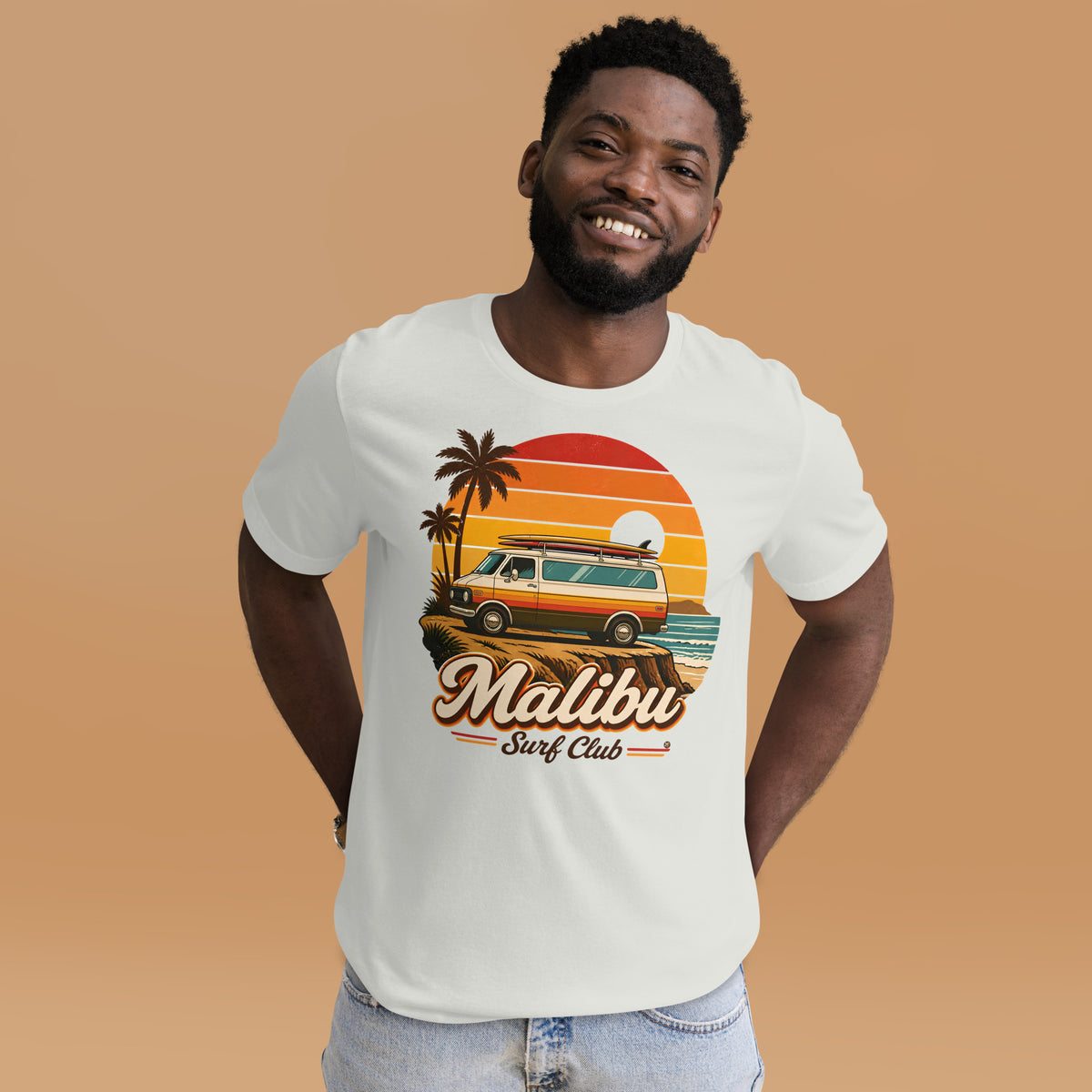 Hombre de pie con camiseta gris Malibu Surf Club con ilustración vintage de furgoneta, palmeras y surf