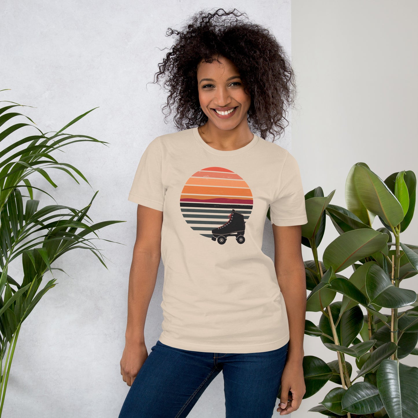 Mujer con camiseta de diseño retro roller y atardecer