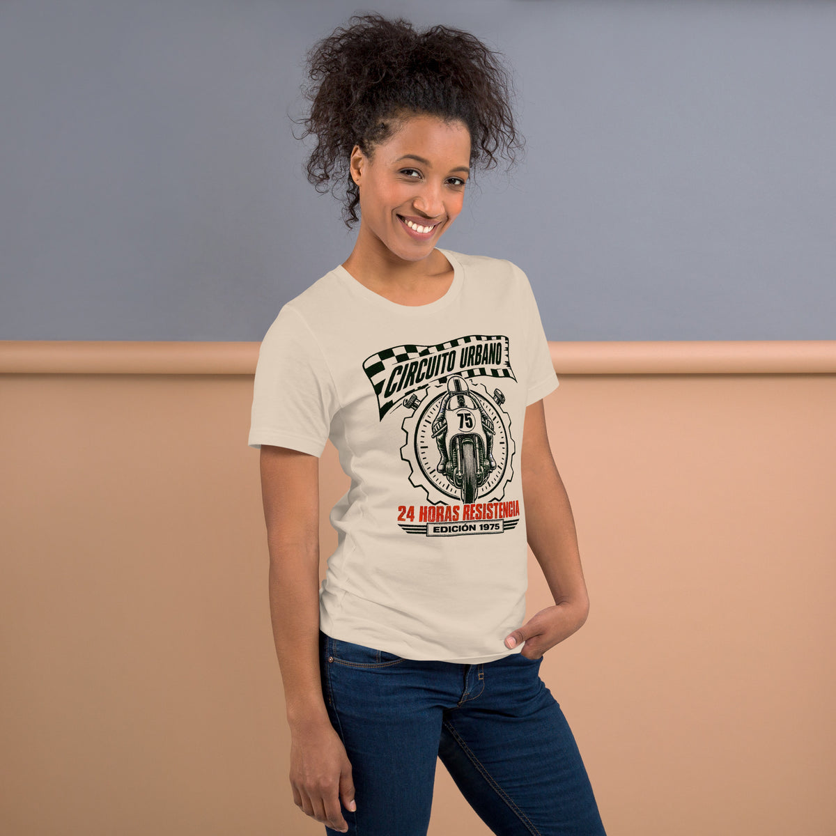 Mujer vistiendo camiseta de manga corta clara con diseño frontal de resistencia de los años 70.