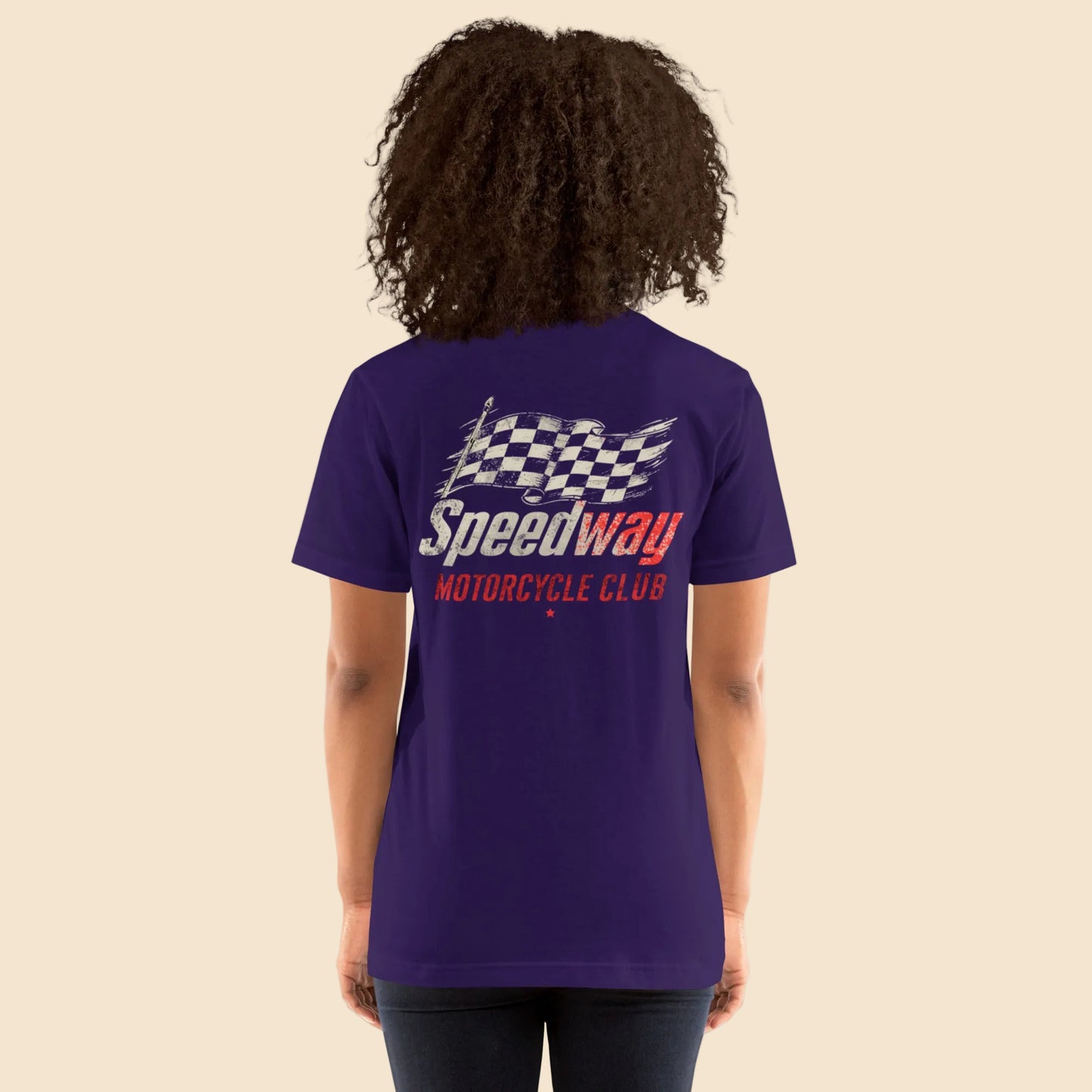Vista trasera de mujer vistiendo una camiseta de manga corta de estilo motero retro.