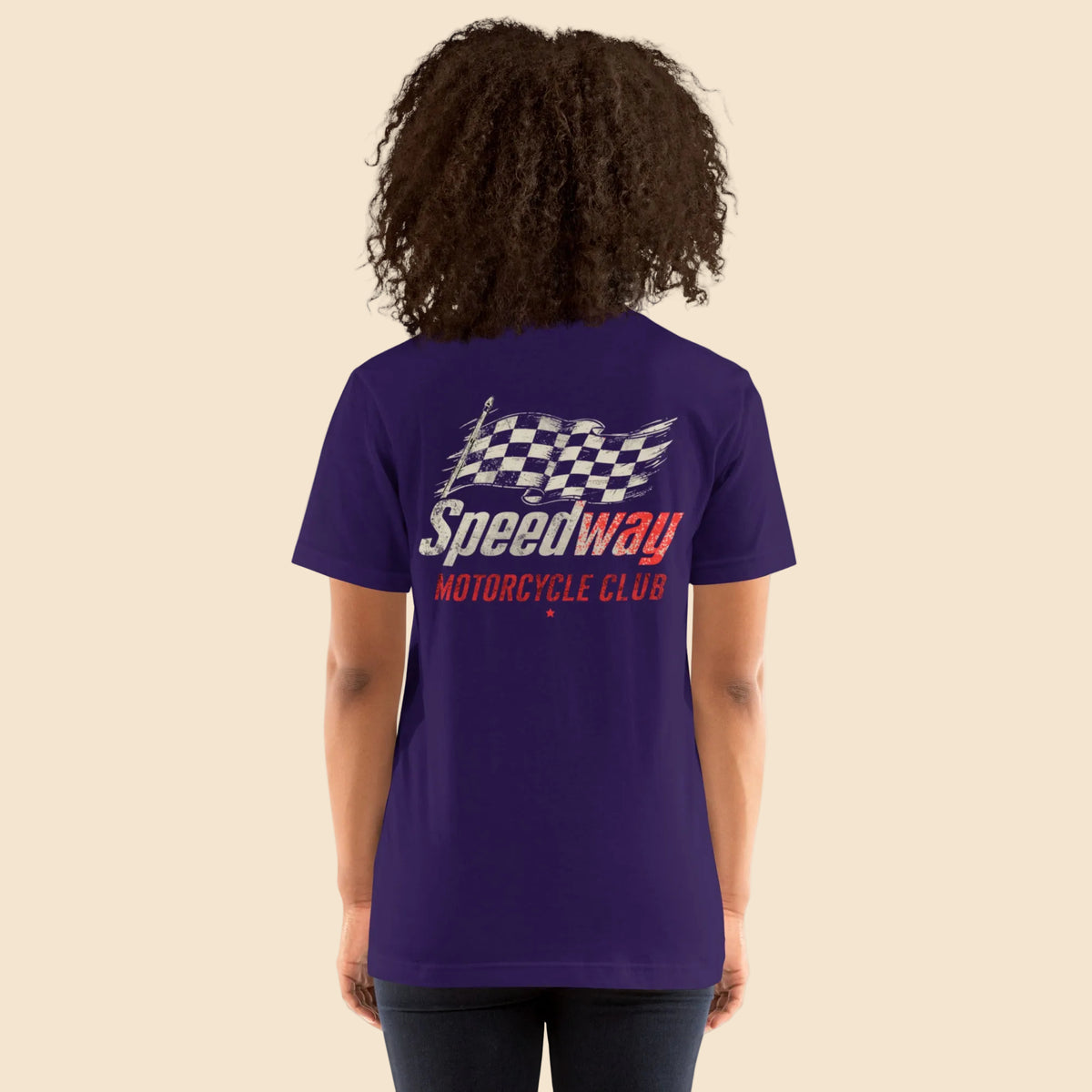 Vista trasera de mujer vistiendo una camiseta de manga corta de estilo motero retro.