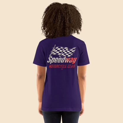 Vista trasera de mujer vistiendo una camiseta de manga corta de estilo motero retro.