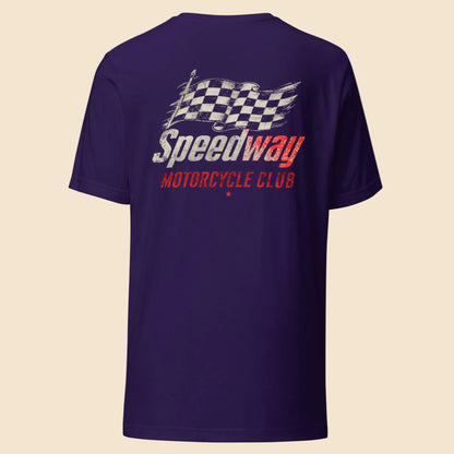  Camiseta oscura de estilo vintage mostrando el contraste de los colores rojos y la bandera de carreras.