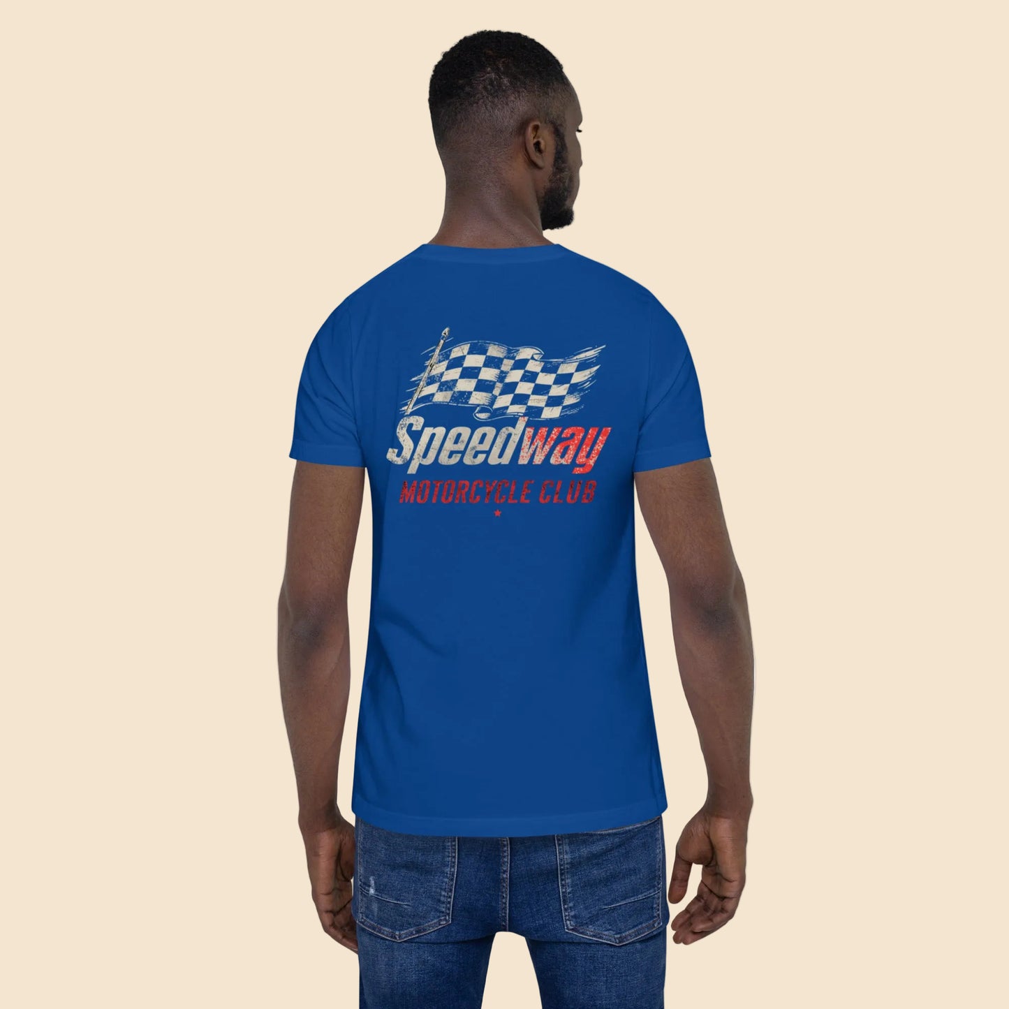 Modelo masculino con camiseta azul oscuro de estetica biker y letras clasicas de club de motociclismo.