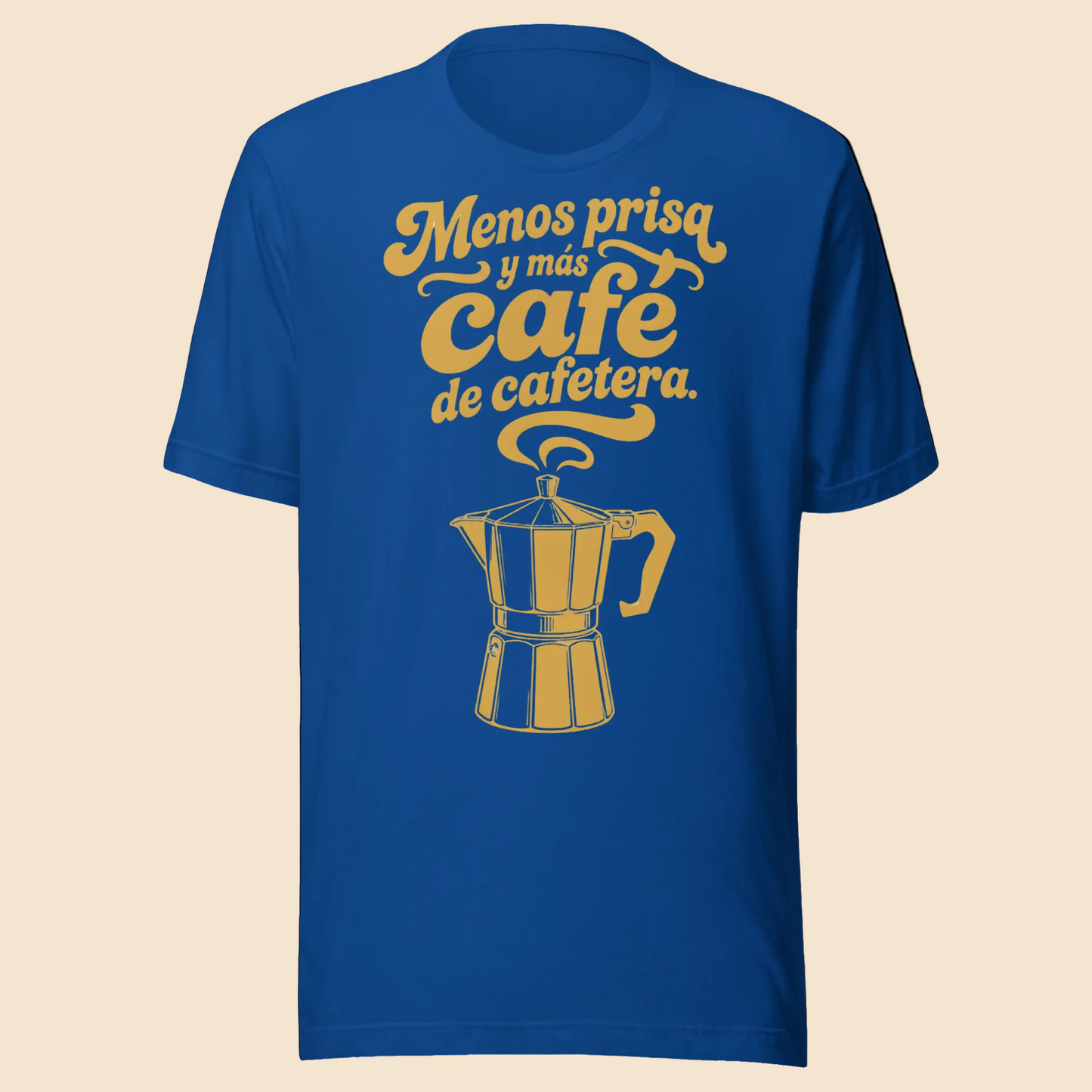 Camiseta azul de estilo retro con una ilustracion amarilla de una cafetera italiana clasica humeante y la frase vintage Menos prisa y mas cafe de cafetera.