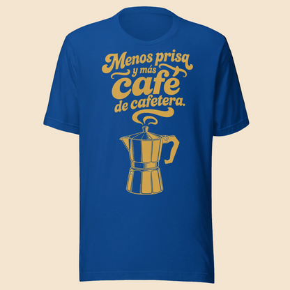 Camiseta azul de estilo retro con una ilustracion amarilla de una cafetera italiana clasica humeante y la frase vintage Menos prisa y mas cafe de cafetera.