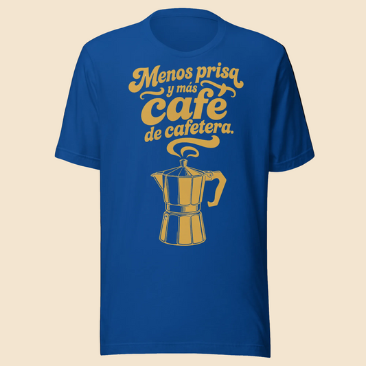 Camiseta azul de estilo retro con una ilustracion amarilla de una cafetera italiana clasica humeante y la frase vintage Menos prisa y mas cafe de cafetera.