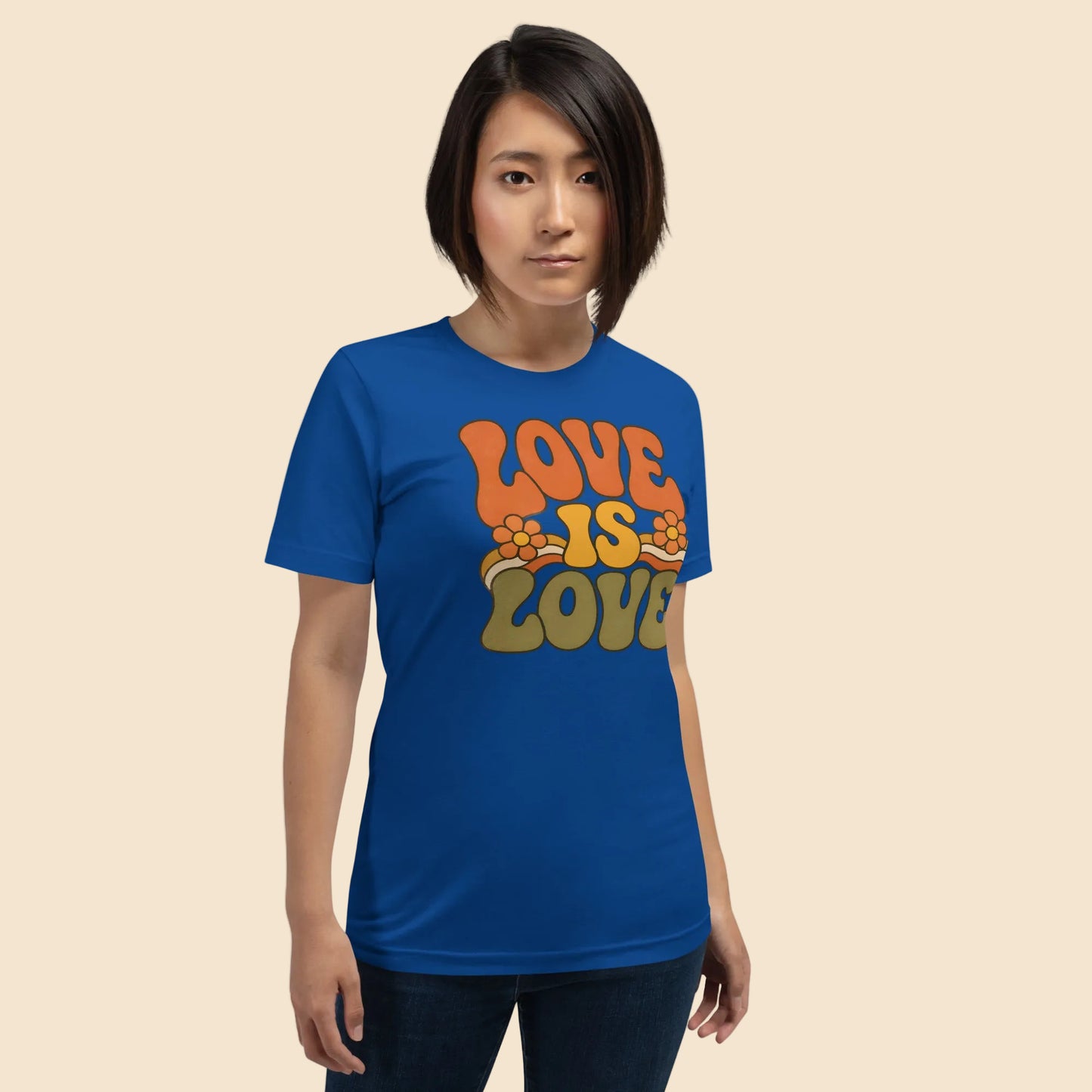 Persona adulta con camiseta azul unisex Love Is Love de inspiración vintage