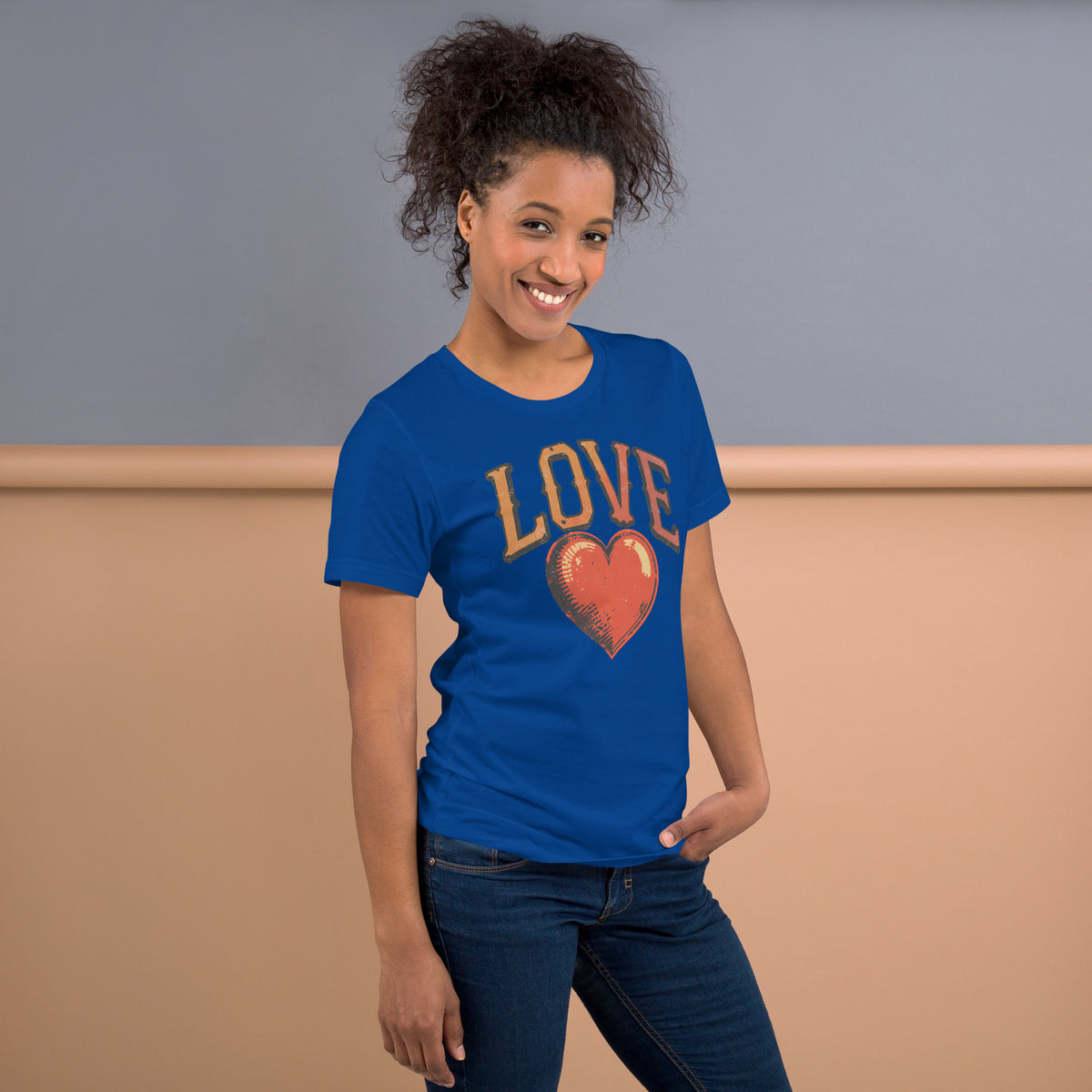 Persona vistiendo camiseta azul con diseño Love retro inspirado en la moda vintage.