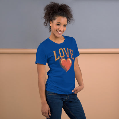 Persona vistiendo camiseta azul con diseño Love retro inspirado en la moda vintage.