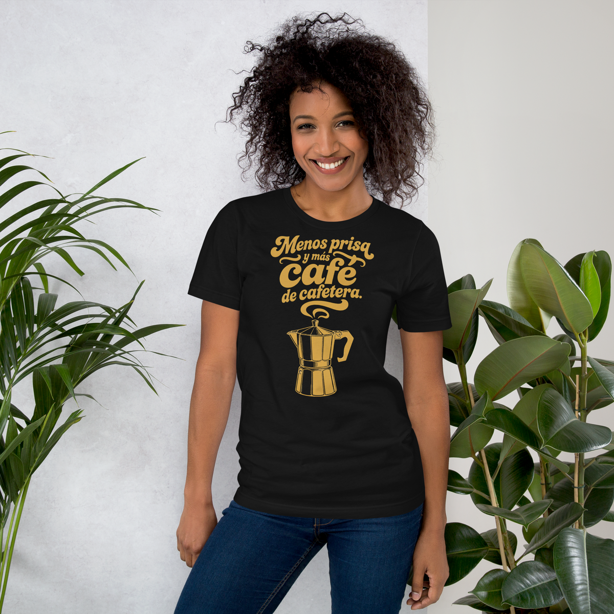 mujer sonriendo y luciendo una camiseta de manga corta con ilustracion amarilla de cafetera retro y tipografia de los años 70.