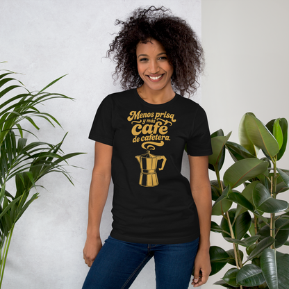 mujer sonriendo y luciendo una camiseta de manga corta con ilustracion amarilla de cafetera retro y tipografia de los años 70.