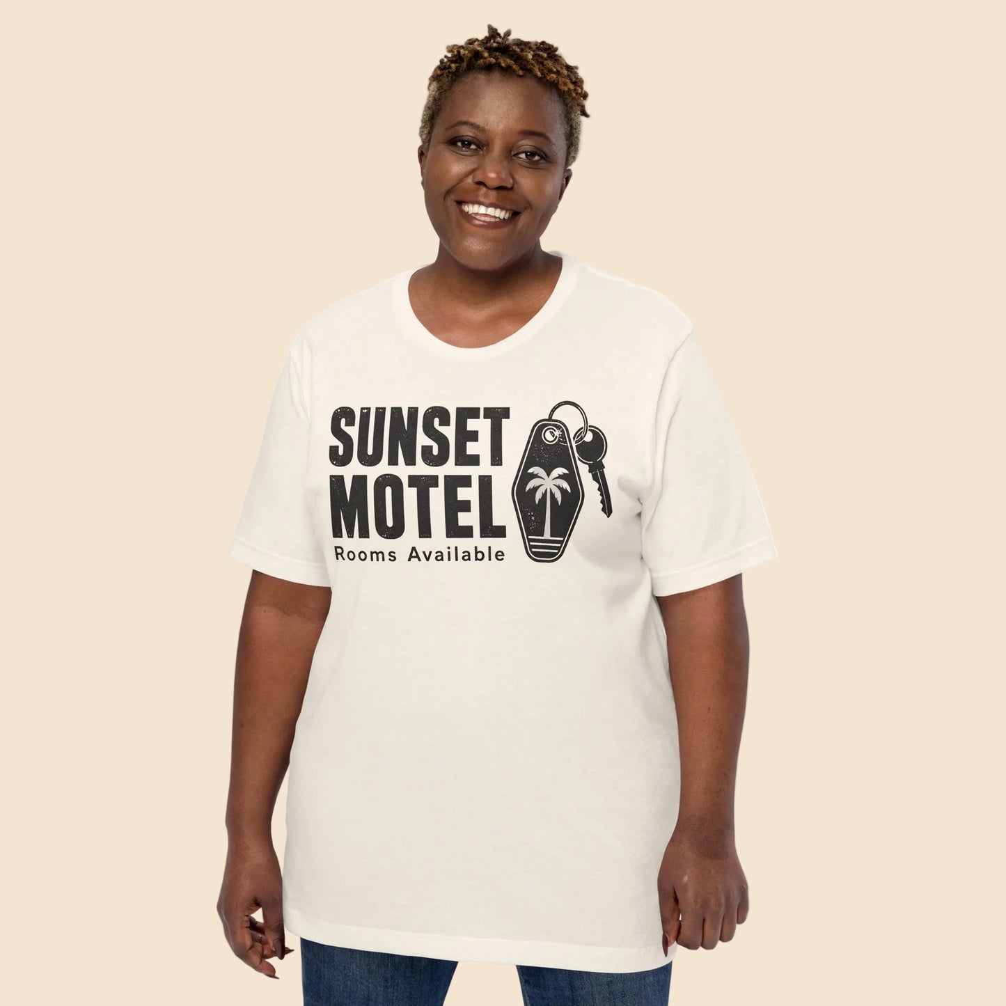 Modelo llevando la camiseta unisex Sunset Motel, mostrando el corte comodo y la caida del algodon ligero de alta calidad.