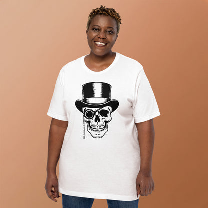 Mujer con camiseta blanca vintage de calavera con sombrero de copa y monóculo