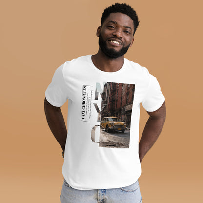 Hombre con camiseta blanca Taxi Chronicles con ilustración vintage de un taxi de Nueva York