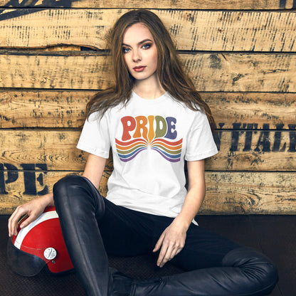 Mujer sentada vistiendo camiseta de manga corta blanca con gráfico arcoíris del orgullo LGBTQ de estilo clásico.