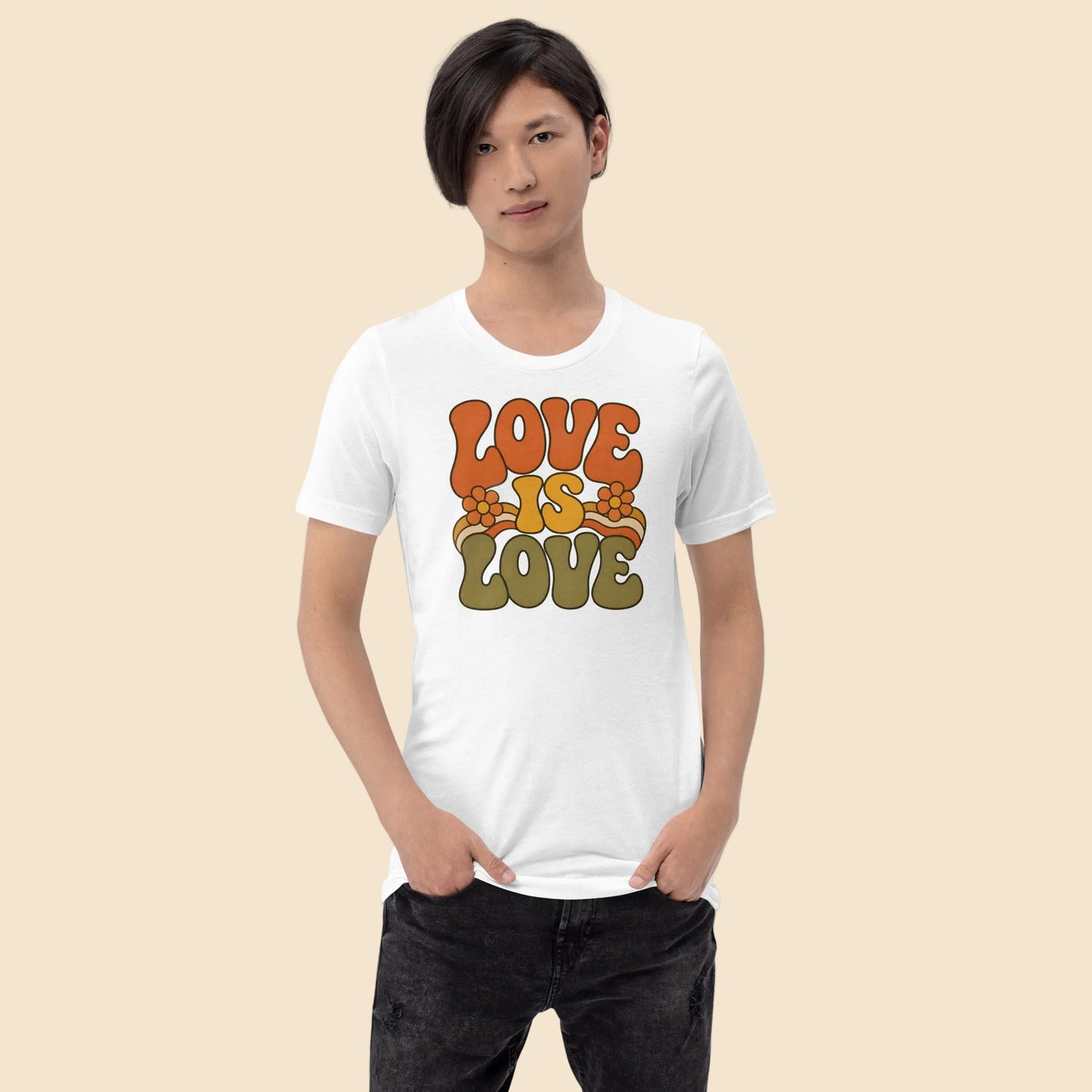 hombre con camiseta blanca unisex Love Is Love con diseño floral de inspiración vintage