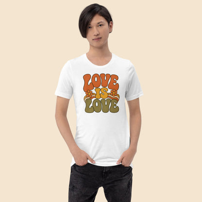 hombre con camiseta blanca unisex Love Is Love con diseño floral de inspiración vintage