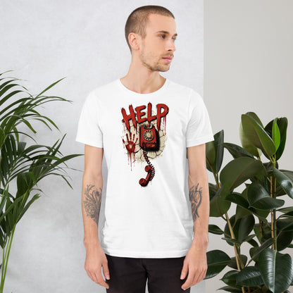 Hombre con camiseta blanca de terror vintage HELP y diseño gráfico estilo cómic de los años 80
