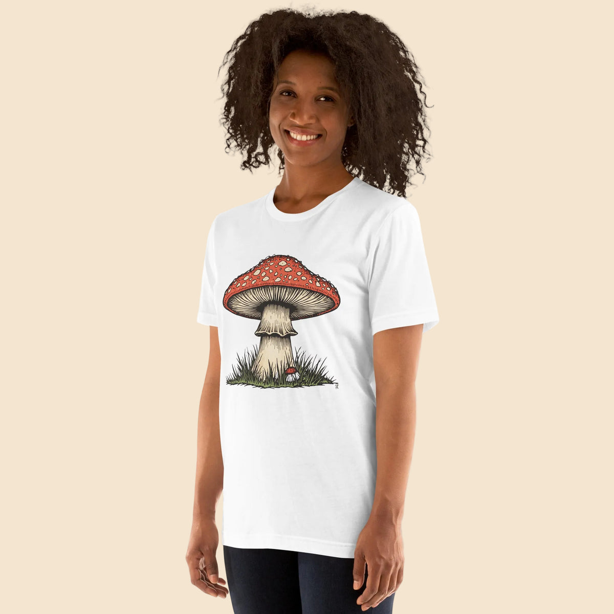 Modelo femenina de pie vistiendo una camiseta blanca basica con diseño de seta estilo cottagecore.