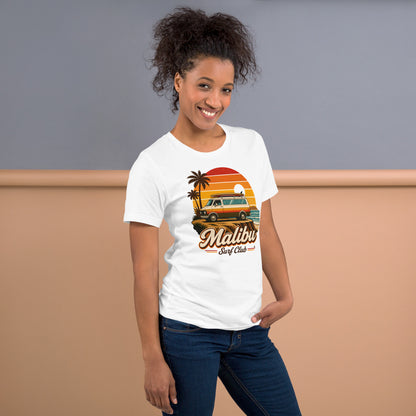 Mujer de pie con camiseta blanca Malibu Surf Club y diseño vintage inspirado en California y el surf