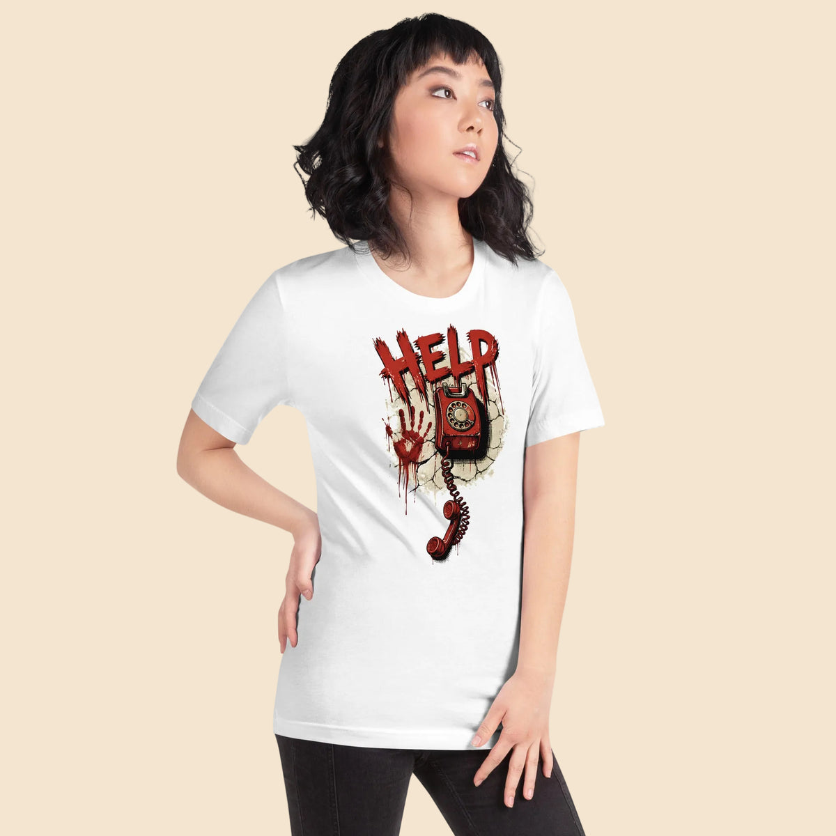 Chica llevando camiseta blanca de Halloween con estampado de teléfono de disco y huella de sangre HELP
