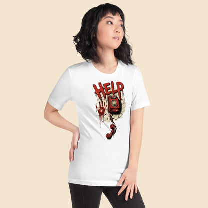Chica llevando camiseta blanca de Halloween con estampado de teléfono de disco y huella de sangre HELP
