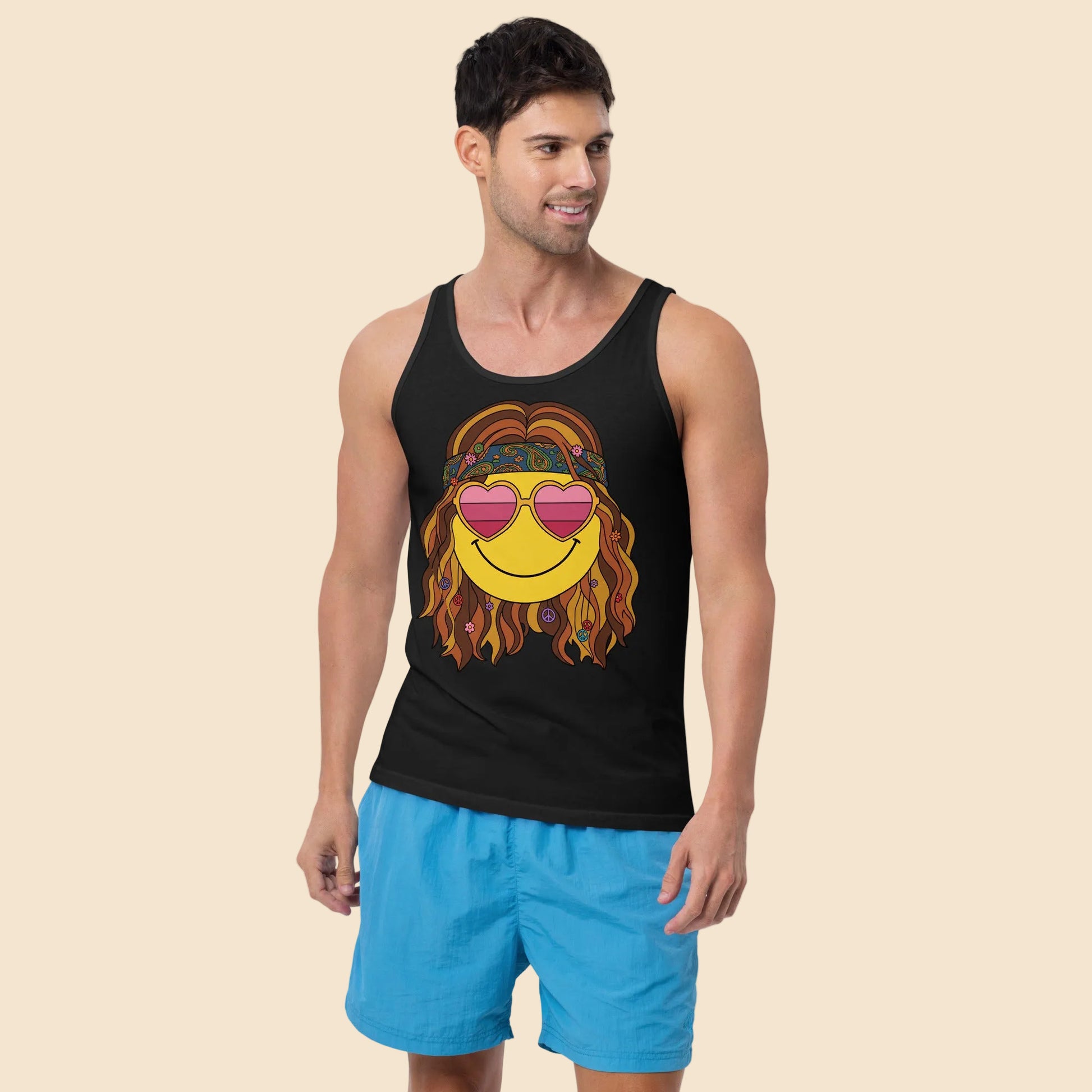 Hombre vistiendo camiseta de tirantes negra con gráfico frontal de cara sonriente vintage y símbolos de la paz.