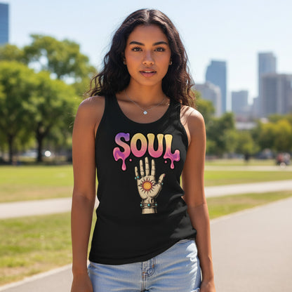Mujer vistiendo camiseta de tirantes negra de estilo veraniego con gráfico frontal psicodélico de la palabra Soul.