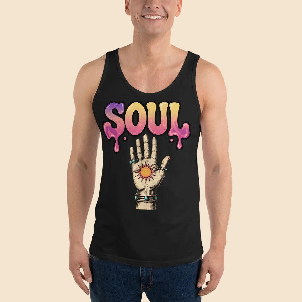 Hombre vistiendo camiseta de tirantes negra de estilo vintage con ilustración bohemia de mano y sol místico.