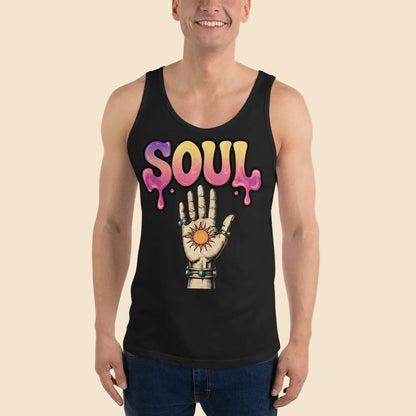 Hombre vistiendo camiseta de tirantes negra de estilo vintage con ilustración bohemia de mano y sol místico.