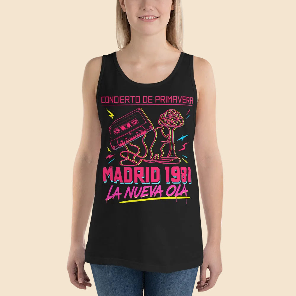 Mujer vistiendo camiseta de tirantes negra con ilustración musical retro de los años 80 y texto La Nueva Ola.