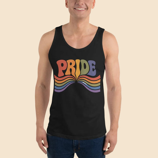 Hombre vistiendo camiseta de tirantes negra de estilo vintage con gráfico del orgullo en los años 70.