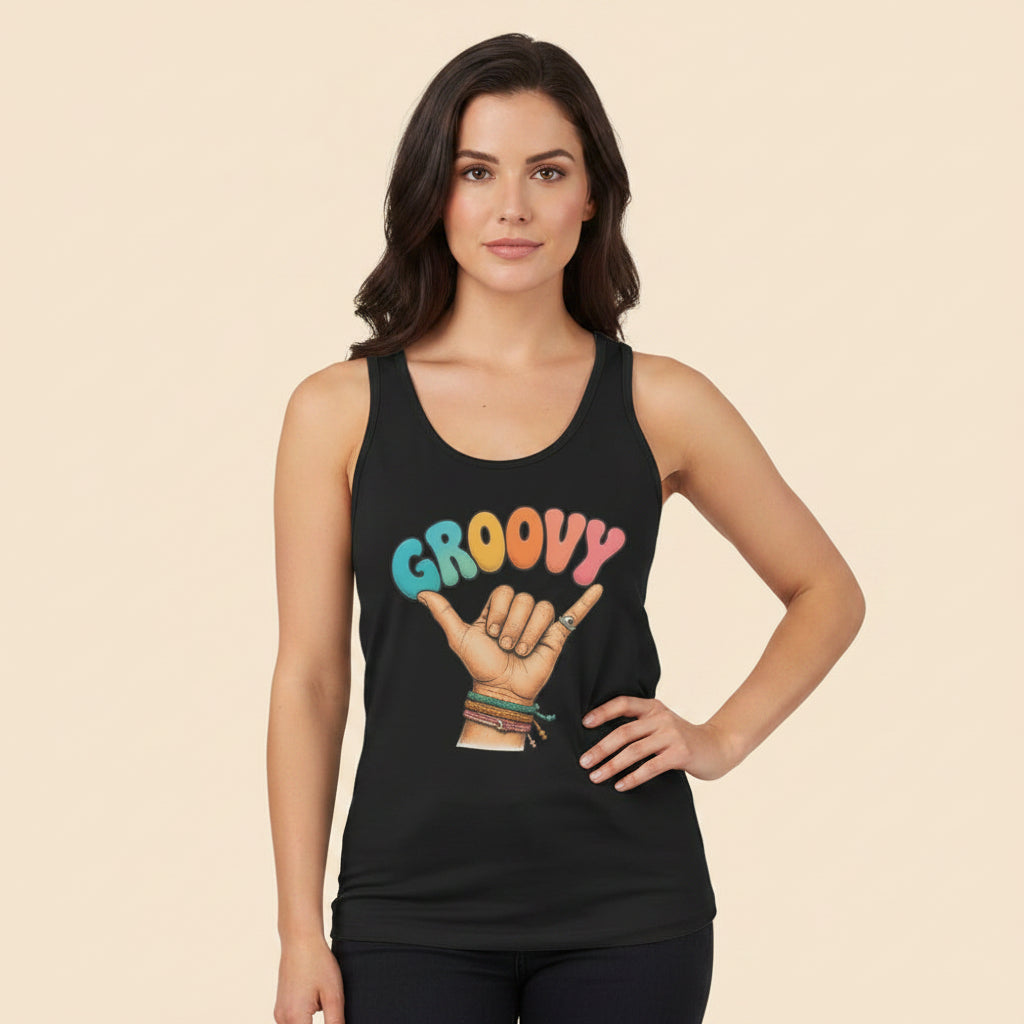 Mujer con camiseta de tirantes negra con diseño retro “Groovy” y mano haciendo el gesto de paz