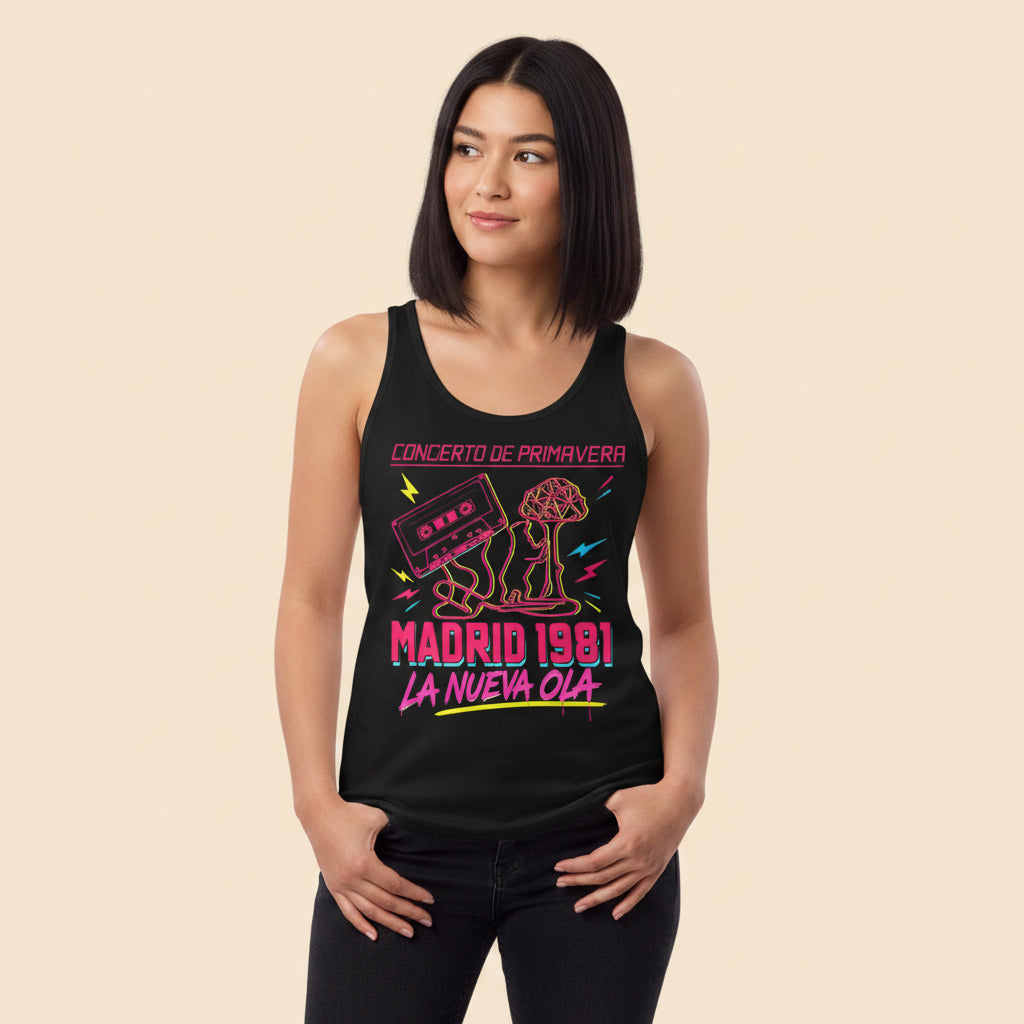 Mujer vistiendo camiseta de tirantes negra de corte clásico con diseño de casete y estética ochentera.