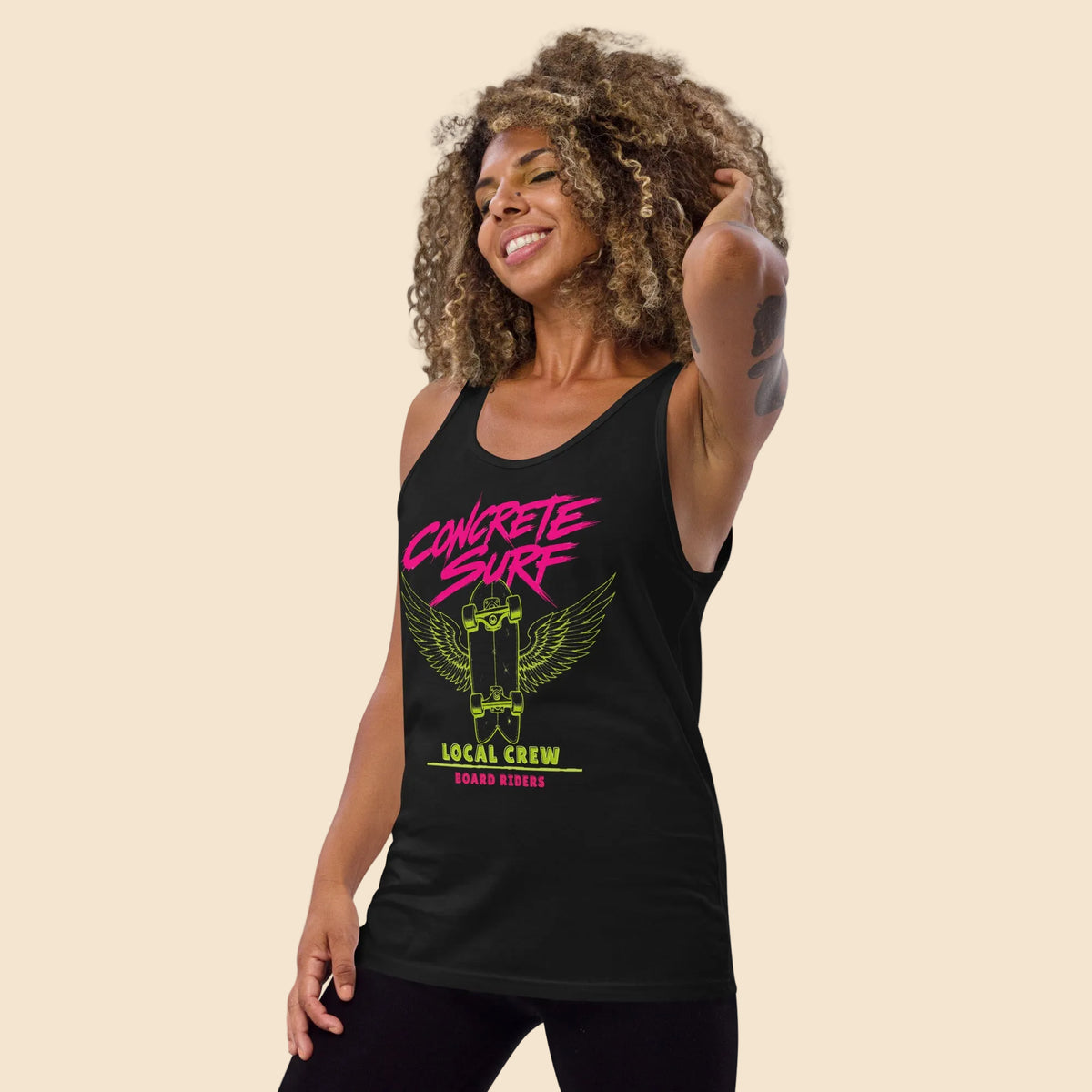 Mujer con camiseta de tirantes negra con diseño retro “Concrete Surf Local Crew”