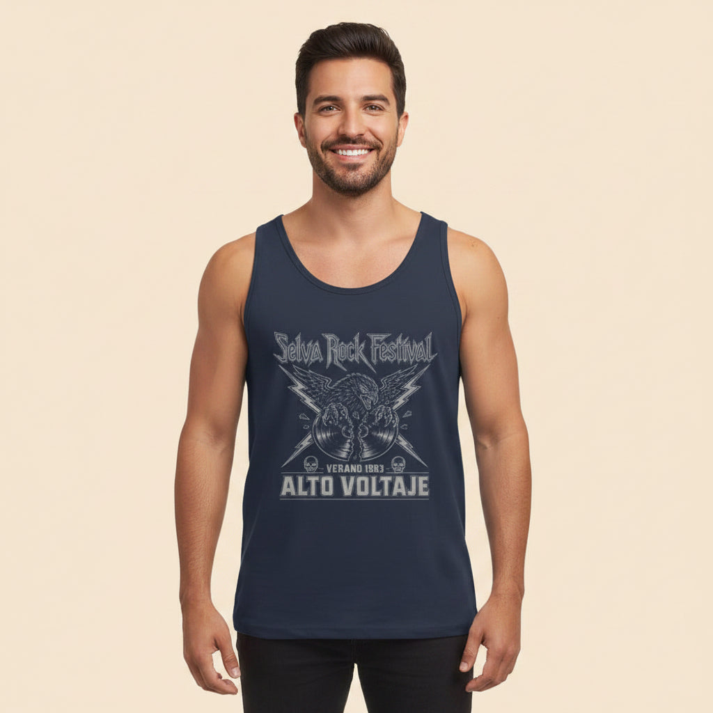 Hombre vistiendo camiseta de tirantes negra de estilo vintage con gráfico de hard rock y estética de los años 80.