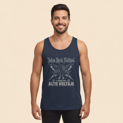 Hombre vistiendo camiseta de tirantes negra de estilo vintage con gráfico de hard rock y estética de los años 80.