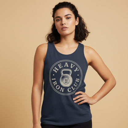 Mujer vistiendo camiseta de tirantes color marino con diseño frontal de herencia atlética e insignia de levantamiento de peso.