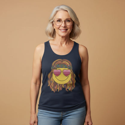 Mujer mayor con camiseta de tirantes color marino con diseño retro de rostro sonriente y gafas de sol