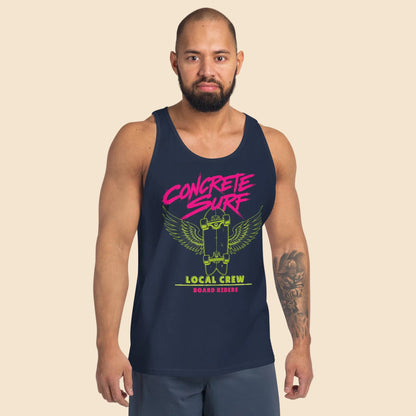 Hombre con camiseta de tirantes azul marino con diseño retro “Concrete Surf Local Crew”