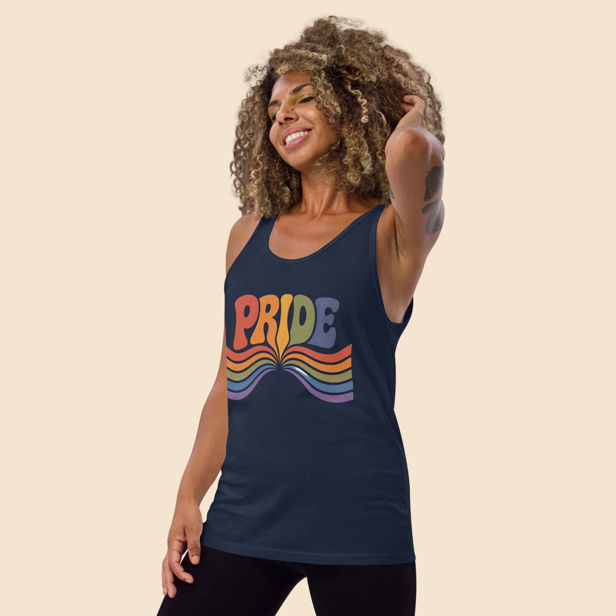  Mujer vistiendo camiseta de tirantes azul marino con ilustración psicodélica y colores de la bandera arcoíris.