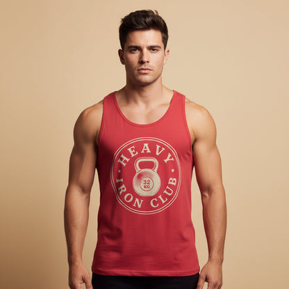 Hombre vistiendo camiseta de tirantes roja con diseño frontal de herencia atlética e insignia de levantamiento de peso.