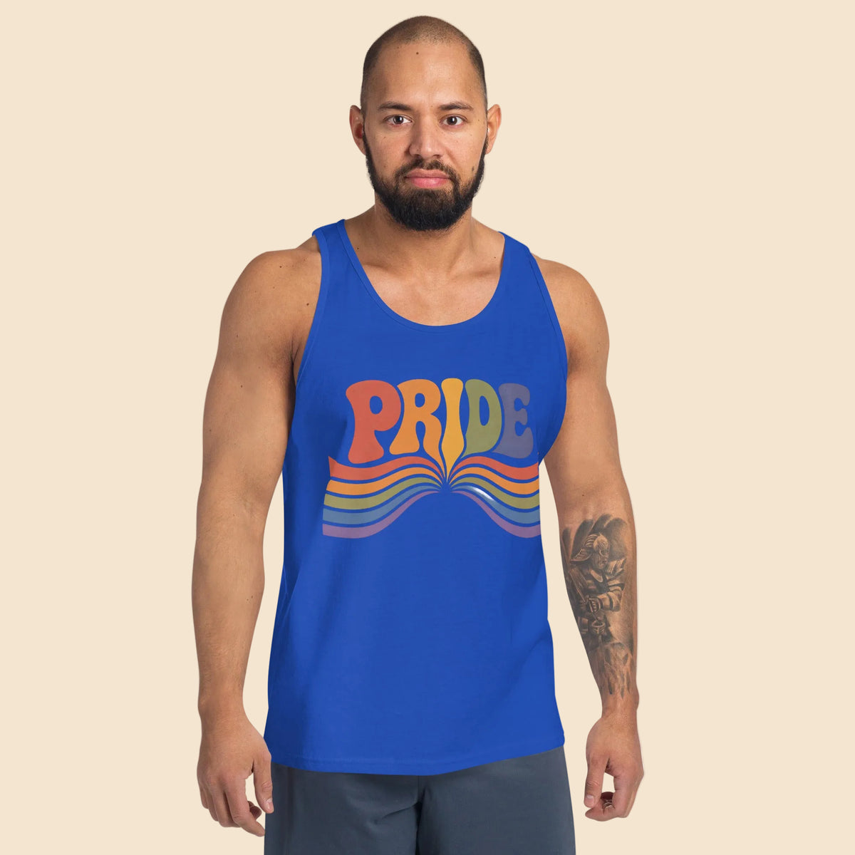 Hombre vistiendo camiseta de tirantes azul real claro con diseño reivindicativo Pride de estética retro.