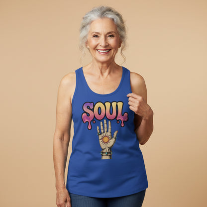 Mujer vistiendo camiseta de tirantes azul de estilo veraniego con gráfico frontal psicodélico de la palabra Soul.
